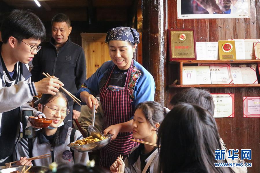（在習(xí)近平新時代中國特色社會主義思想指引下&mdash;&mdash;新時代新作為新篇章&middot;習(xí)近平總書記關(guān)切事&middot;圖文互動）（4）精準(zhǔn)扶貧7年，十八洞村&ldquo;長&rdquo;出10余種新職業(yè)