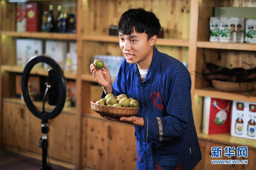 （在習(xí)近平新時代中國特色社會主義思想指引下&mdash;&mdash;新時代新作為新篇章&middot;習(xí)近平總書記關(guān)切事&middot;圖文互動）（5）精準(zhǔn)扶貧7年，十八洞村&ldquo;長&rdquo;出10余種新職業(yè)