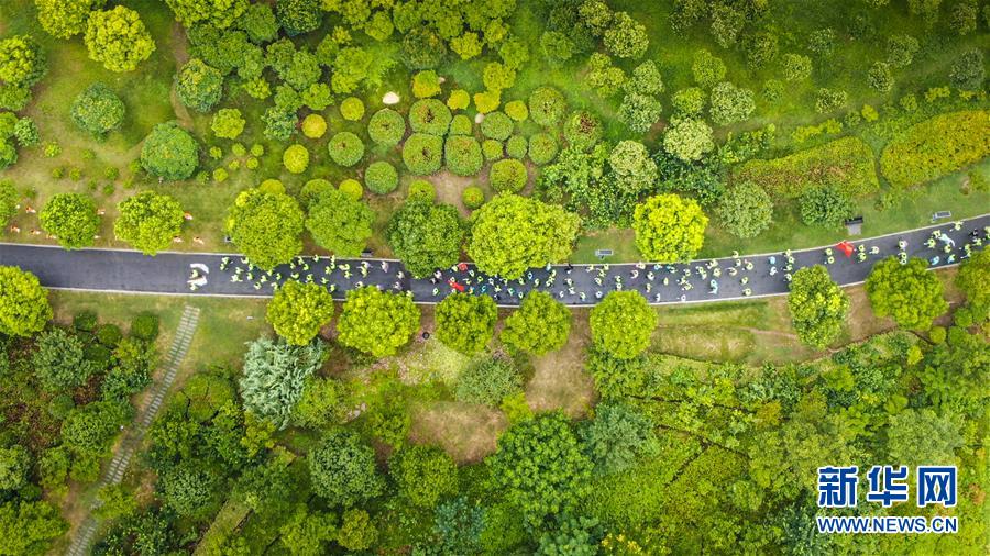 （新華全媒頭條&middot;圖文互動）（17）歷史交匯點上的宏偉藍(lán)圖&mdash;&mdash;《中共中央關(guān)于制定國民經(jīng)濟(jì)和社會發(fā)展第十四個五年規(guī)劃和二〇三五年遠(yuǎn)景目標(biāo)的建議》誕生記