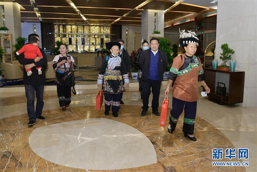 (圖文互動(dòng))(4)夢(mèng)圓之后追新夢(mèng)——十八洞村村民觀看升國(guó)旗儀式特寫(xiě)