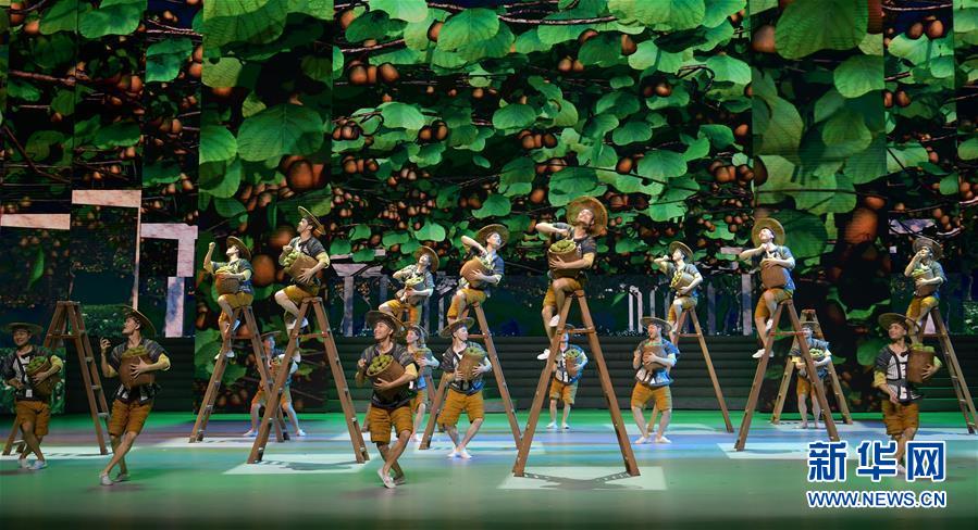 (圖文互動)(4)歌舞劇《大地頌歌》首次進(jìn)京演出 講述十八洞村精準(zhǔn)扶貧故事