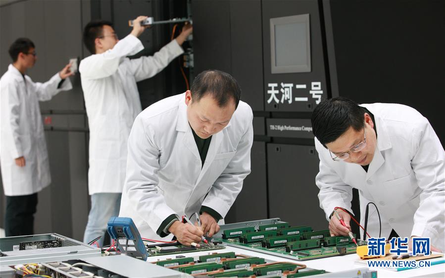 (在習(xí)近平強軍思想指引下·我們在戰(zhàn)位報告·圖文互動)(2)向著未來戰(zhàn)場沖鋒——國防科技大學(xué)科研創(chuàng)新記事