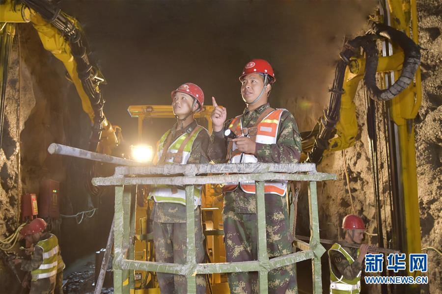 (代表委員履職·圖文互動(dòng))(1)把創(chuàng)新成果融入國防工程建設(shè)——全國人大代表沙子呷履職記