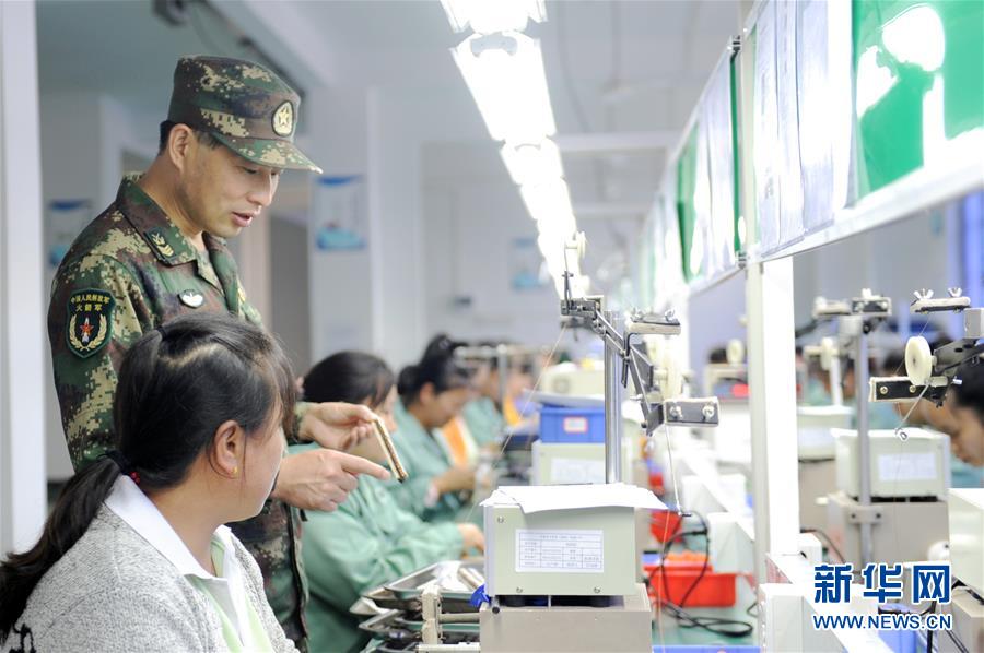 (代表委員履職·圖文互動(dòng))(1)跑遍山寨送希望 奔波萬里助脫貧——全國(guó)人大代表周豐林履職記