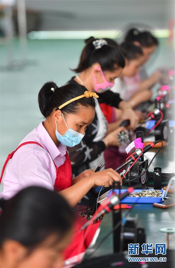 (新華全媒頭條·兩會特別報道)(5)攻堅克難贏未來——從政府工作報告看2020年中國發(fā)展走向