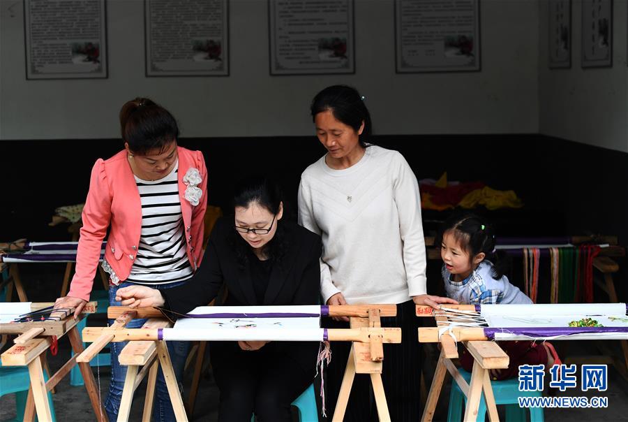 （兩會人物&middot;圖文互動）（1）帶娃、賺錢兩不誤&mdash;&mdash;一位農民工代表眼中的脫貧新工作