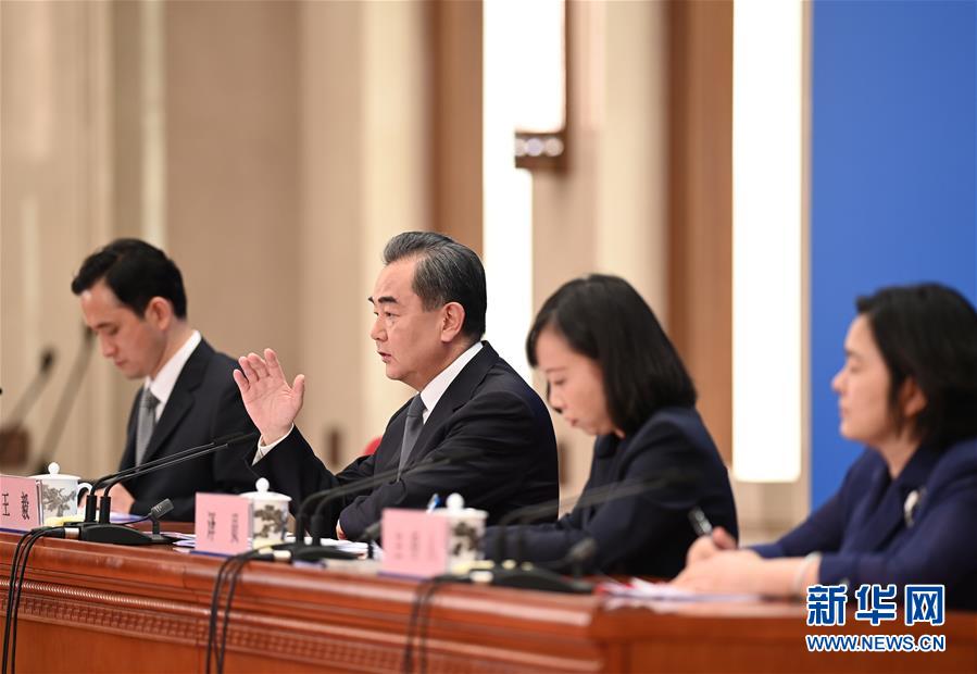 (兩會(huì)·XHDW)(11)國(guó)務(wù)委員兼外交部長(zhǎng)王毅回答中外記者提問