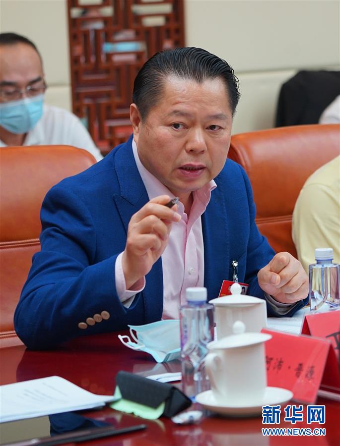 (兩會(huì)·熱點(diǎn)畫報(bào))(6)代表委員建言統(tǒng)籌做好經(jīng)濟(jì)社會(huì)發(fā)展工作