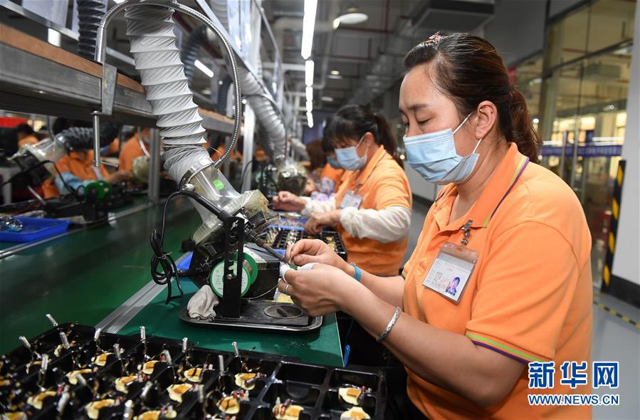 （兩會&middot;熱點畫報）（14）代表委員建言統(tǒng)籌做好經(jīng)濟(jì)社會發(fā)展工作