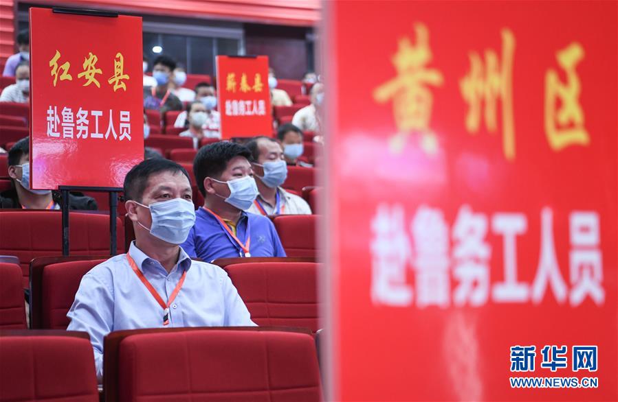 (兩會(huì)·熱點(diǎn)畫(huà)報(bào))(15)代表委員建言統(tǒng)籌做好經(jīng)濟(jì)社會(huì)發(fā)展工作