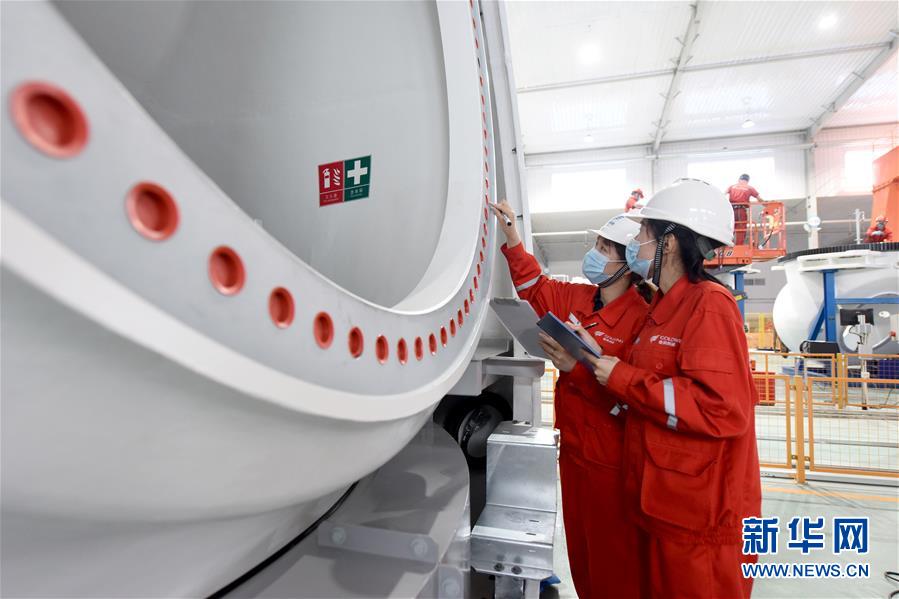 （兩會(huì)&middot;熱點(diǎn)畫(huà)報(bào)）（16）代表委員建言統(tǒng)籌做好經(jīng)濟(jì)社會(huì)發(fā)展工作