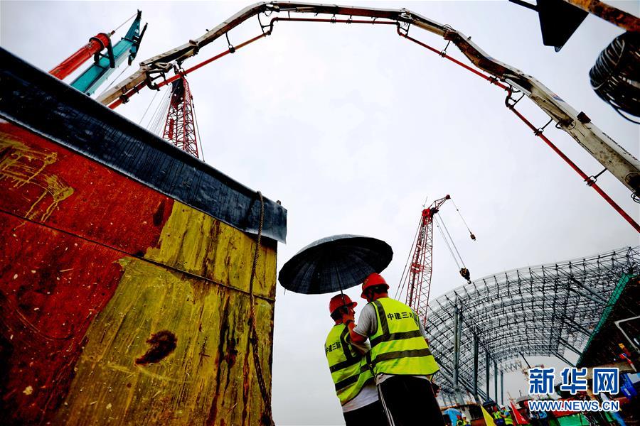 (兩會(huì)·熱點(diǎn)畫(huà)報(bào))(20)代表委員建言統(tǒng)籌做好經(jīng)濟(jì)社會(huì)發(fā)展工作