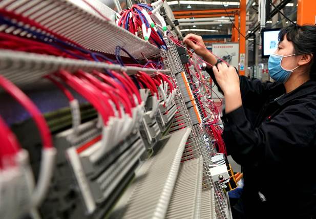 4月21日，在位于河南省許昌市的許繼電氣股份有限公司內(nèi)，工作人員在生產(chǎn)線上作業(yè)。新華社記者李安攝