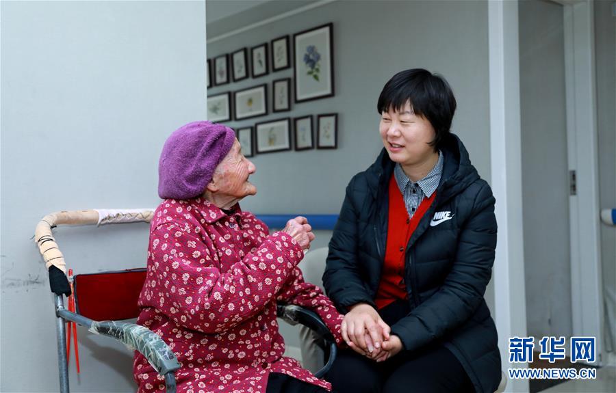 (新時(shí)代優(yōu)秀縣委書(shū)記風(fēng)采·圖文互動(dòng))(1)吳海燕:向百姓交一份無(wú)悔的答卷