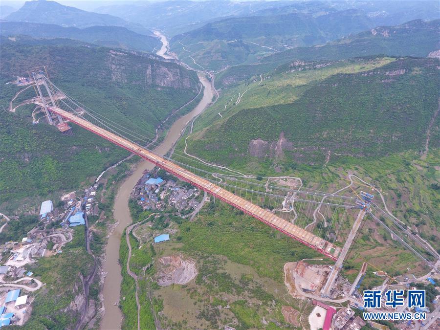 (壯麗70年·奮斗新時(shí)代)(20)我們走在大路上