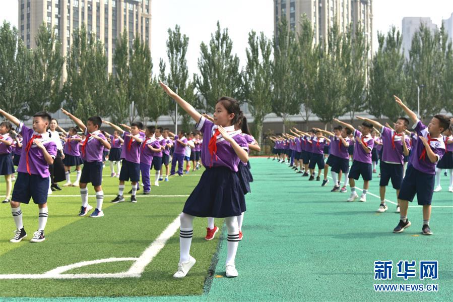 （體育&middot;圖文互動(dòng)）（1）（在習(xí)近平新時(shí)代中國(guó)特色社會(huì)主義思想指引下&mdash;&mdash;新時(shí)代新作為新篇章&middot;總書記關(guān)心的百姓身邊事）奔跑吧，少年！&mdash;&mdash;體育讓孩子們插上強(qiáng)壯的翅膀（配本社同題文字稿）