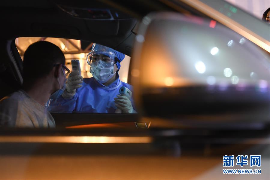 （在習(xí)近平新時代中國特色社會主義思想指引下&mdash;&mdash;新時代新作為新篇章&middot;習(xí)近平總書記關(guān)切事&middot;圖文互動）（6）當(dāng)億萬只手緊握在一起&hellip;&hellip;&mdash;&mdash;戰(zhàn)&ldquo;疫&rdquo;一線感受中國力量