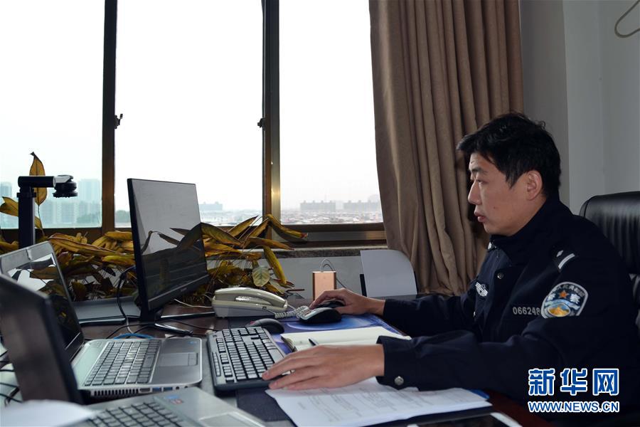 （習(xí)近平致敬的戰(zhàn)&ldquo;疫&rdquo;英雄&middot;公安干警篇&middot;圖文互動(dòng)）（8）他們，抗疫一線鑄警魂