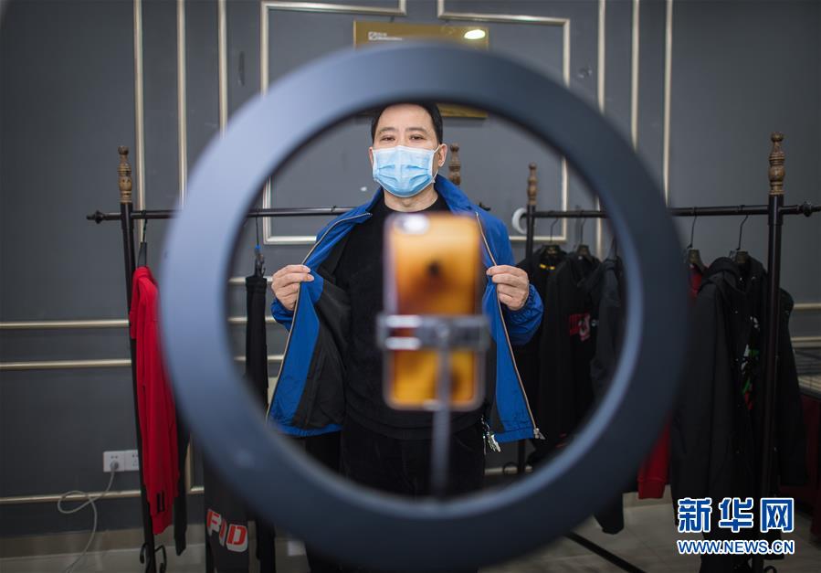 （在習(xí)近平新時(shí)代中國(guó)特色社會(huì)主義思想指引下&mdash;&mdash;新時(shí)代新作為新篇章&middot;習(xí)近平總書記關(guān)切事&middot;圖文互動(dòng)）（3）化&ldquo;危&rdquo;為&ldquo;機(jī)&rdquo;　念好&ldquo;新&rdquo;字訣&mdash;&mdash;各地產(chǎn)業(yè)發(fā)展&ldquo;新&rdquo;動(dòng)向掃描