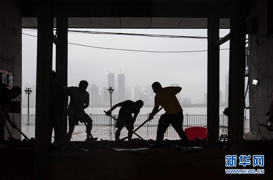 （在習(xí)近平新時(shí)代中國(guó)特色社會(huì)主義思想指引下&mdash;&mdash;新時(shí)代新作為新篇章&middot;習(xí)近平總書記關(guān)切事&middot;圖文互動(dòng)）（3）戰(zhàn)疫魔,斗洪魔&mdash;&mdash;湖北全力應(yīng)對(duì)防疫、防汛疊加&ldquo;雙考&rdquo;