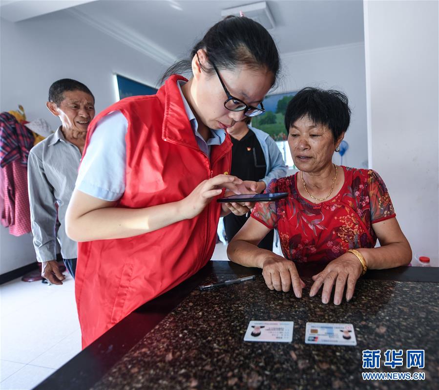 (新華全媒頭條·總書記推動(dòng)的改革身邊事·行政體制改革篇·圖文互動(dòng))(5)特寫:追問“一件事”