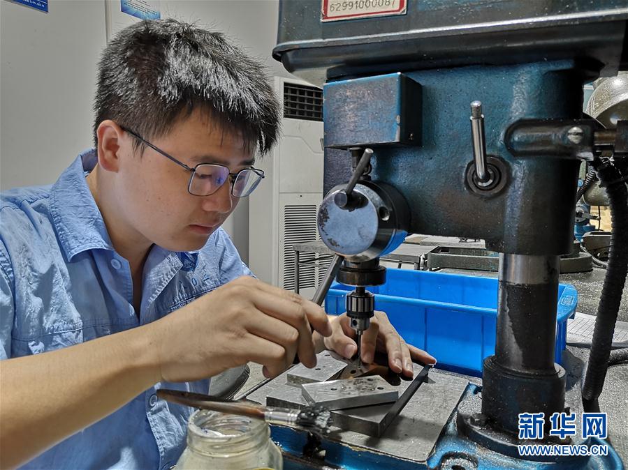 (總書記推動(dòng)的改革身邊事·教育改革篇·圖文互動(dòng))(1)特寫:“95后”上海職校生:“我的工牌上印著‘中國航天’”