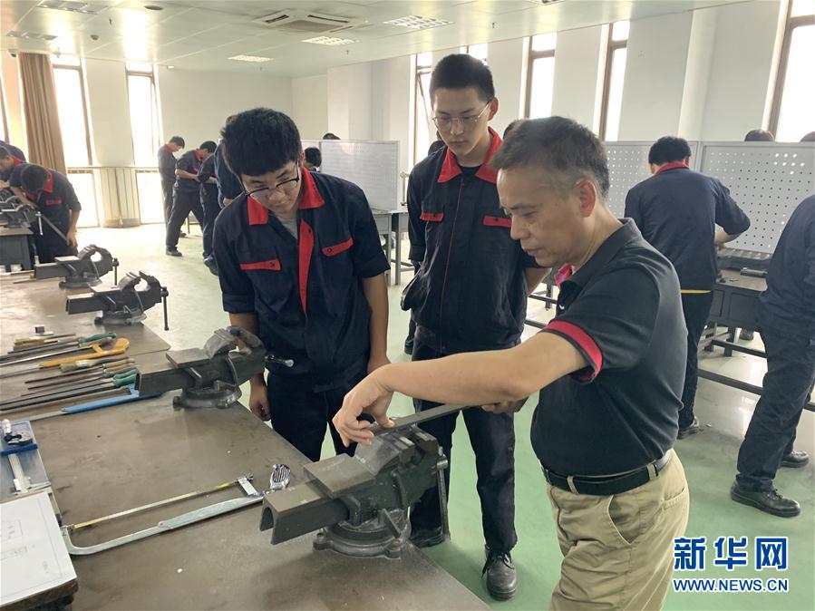 (總書記推動(dòng)的改革身邊事·教育改革篇·圖文互動(dòng))(4)特寫:“95后”上海職校生:“我的工牌上印著‘中國航天’”