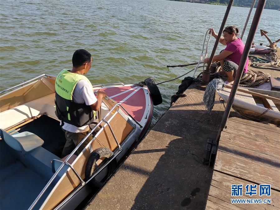 (總書(shū)記推動(dòng)的改革身邊事·生態(tài)文明改革篇·圖文互動(dòng))(1)特寫:從“捕魚(yú)人”到“護(hù)魚(yú)人”——長(zhǎng)江漁民上岸后的新生活