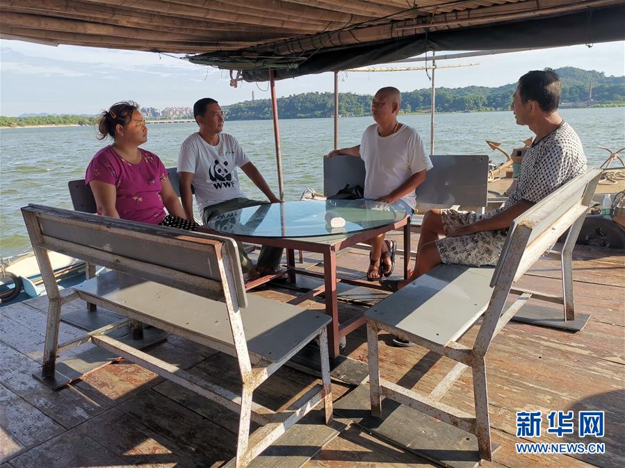 (總書(shū)記推動(dòng)的改革身邊事·生態(tài)文明改革篇·圖文互動(dòng))(2)特寫:從“捕魚(yú)人”到“護(hù)魚(yú)人”——長(zhǎng)江漁民上岸后的新生活