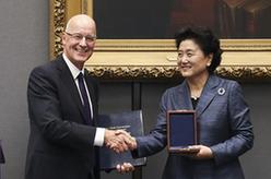 劉延?xùn)|被授予紐約大學(xué)&ldquo;校長(zhǎng)獎(jiǎng)?wù)?rdquo;