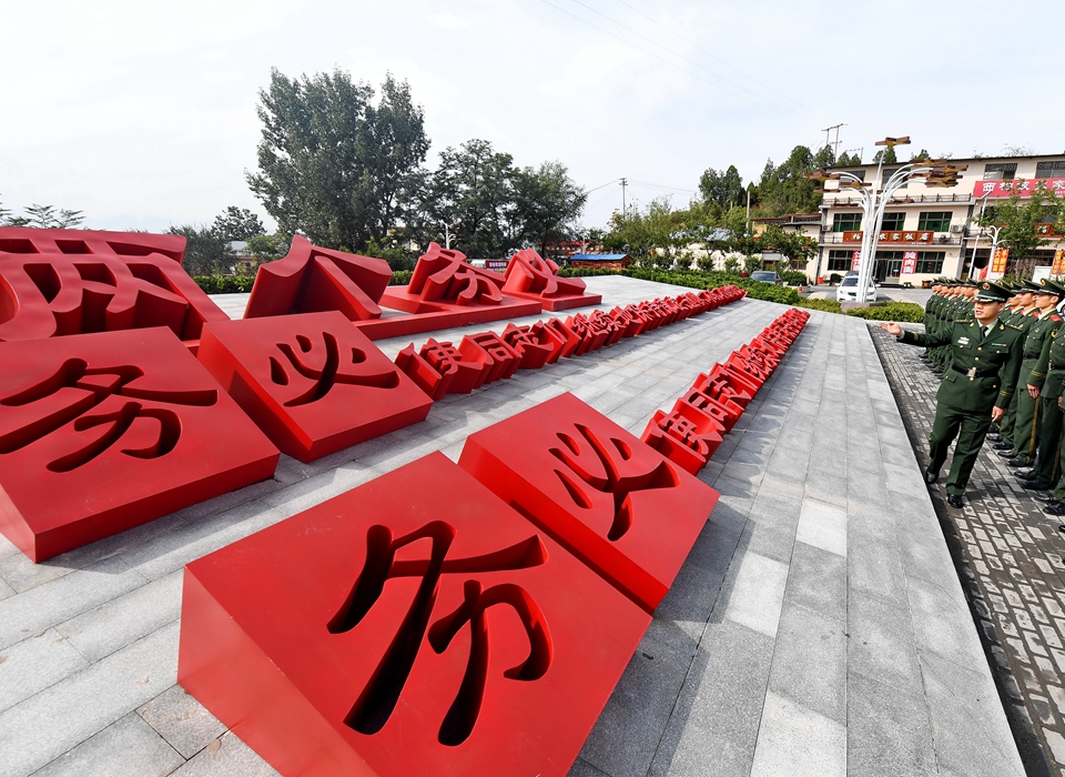 全面從嚴治黨，以更高能力和水平引領(lǐng)新時代