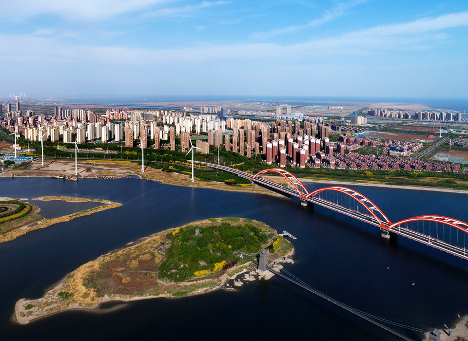 銳意進取，埋頭苦干，向著偉大目標奮力前行