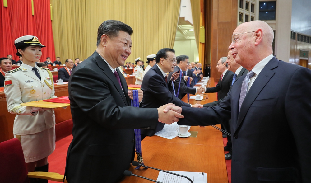 習近平等為獲得中國改革友誼獎?wù)氯藛T代表頒獎