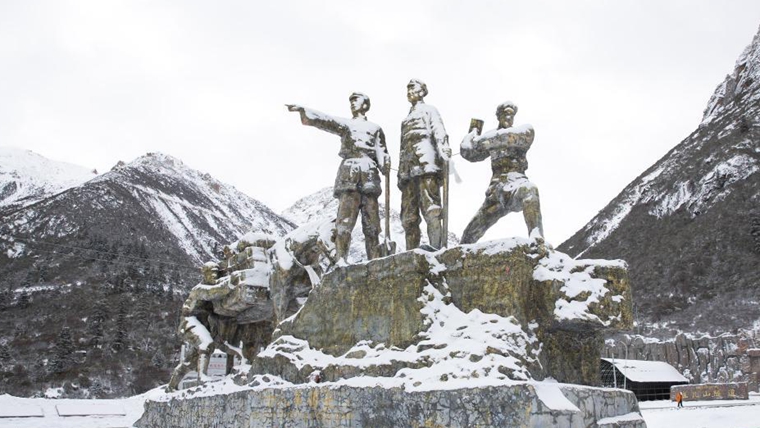 甘當(dāng)路石 民族團(tuán)結(jié)&mdash;&mdash;&ldquo;兩路&rdquo;精神述評