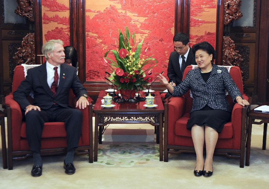 劉延?xùn)|會(huì)見美國俄勒岡州州長