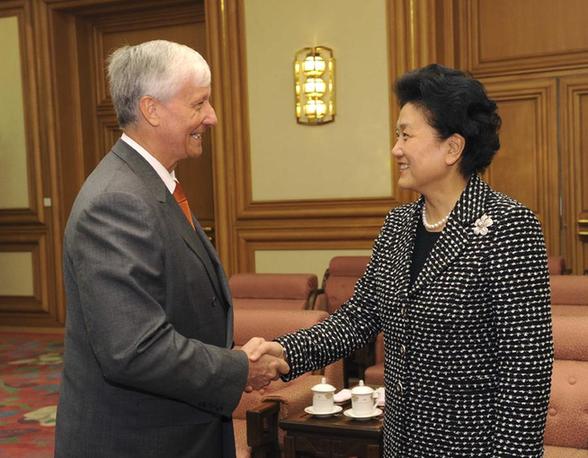 劉延?xùn)|會(huì)見瑞士洛桑酒店管理學(xué)院董事長