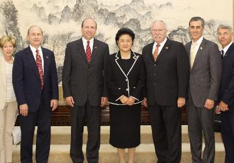 劉延?xùn)|會(huì)見美國俄勒岡州議會(huì)代表團(tuán)