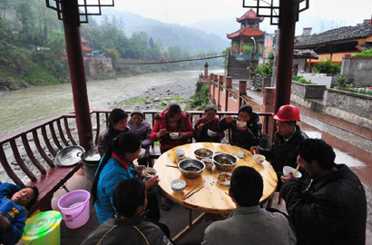 震后玉溪村:相互自救 共渡難關(guān)