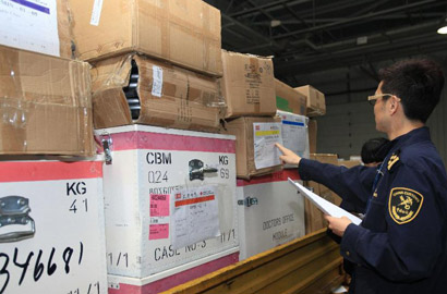 成都海關(guān)快速驗(yàn)放港澳臺地區(qū)第一批救援物資