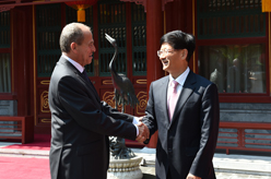 孟建柱會(huì)見英國(guó)48家集團(tuán)俱樂(lè)部主席佩里