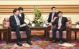 孟建柱會(huì)見美國(guó)聯(lián)邦調(diào)查局局長(zhǎng)科米