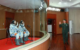 范長龍看望神舟十一號(hào)航天員景海鵬、陳冬