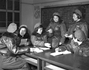 第一批女飛行員：毛澤東稱贊，細妹子不簡單，飛得好高啊