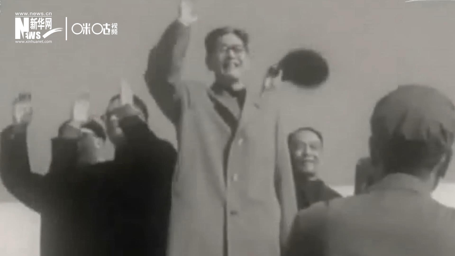 1971年11月9日，全新成立的中國聯(lián)合國代表團(tuán)在群眾的歡呼與掌聲中登上專機，正式開啟了中國的聯(lián)合國之旅。