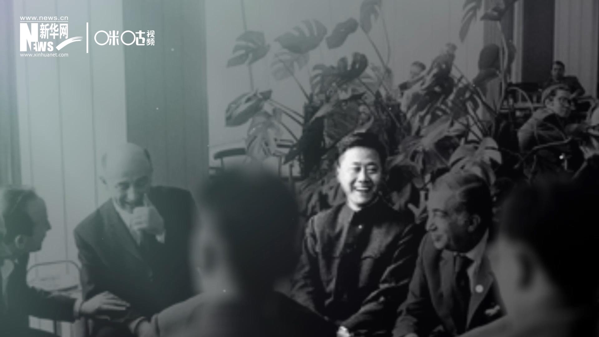 照片里的這個人是高梁，原新華社國際部記者。原本作為代表團(tuán)隨行記者的他接到通知，由他帶領(lǐng)一支先遣小組先行去紐約。