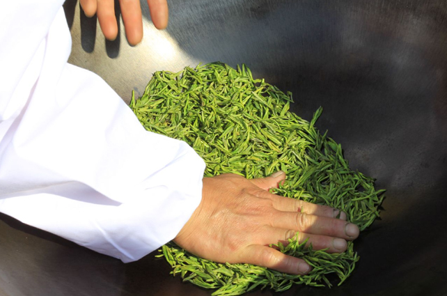 好茶占盡天時(shí)地利，炒茶師月入三五萬