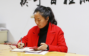 回鄉(xiāng)，立志改變家鄉(xiāng)落后面貌