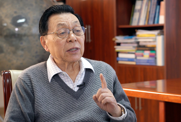 宇宙空間有來自各類天體發(fā)射的很多信息，背面是唯一的一個(gè)地方能接收到這部分信號(hào)