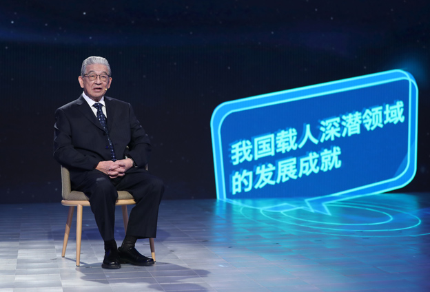 抱著要建造先進(jìn)的海軍裝備保家衛(wèi)國的心愿，考入了交通大學(xué)造船系