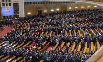 閉幕會結(jié)束后，代表離開會場